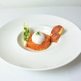 完熟トマトのピペラード　温泉卵とチョリソーのビスコット(Le Beurre Noisette TOKYO)