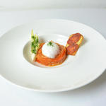 完熟トマトのピペラード　温泉卵とチョリソーのビスコット(Le Beurre Noisette TOKYO)