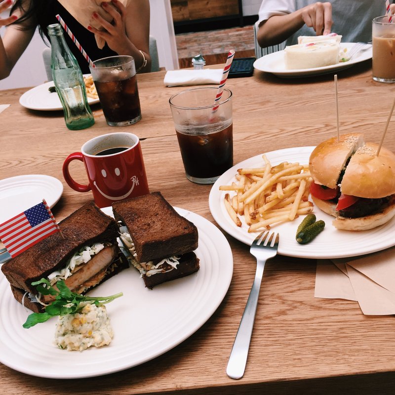 ハンバーガー、カツサンド(RH Cafe 京都BAL店 （アールエイチカフェ）)