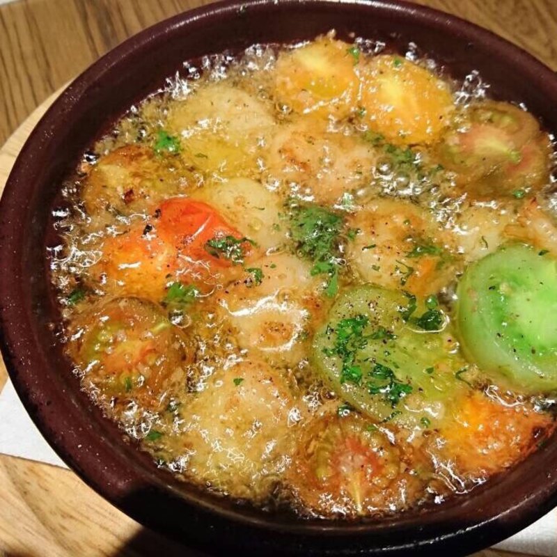 トマトとマッシュルームのアヒージョ(オイスター テーブル 銀座コリドー店 （Oyster Table）)
