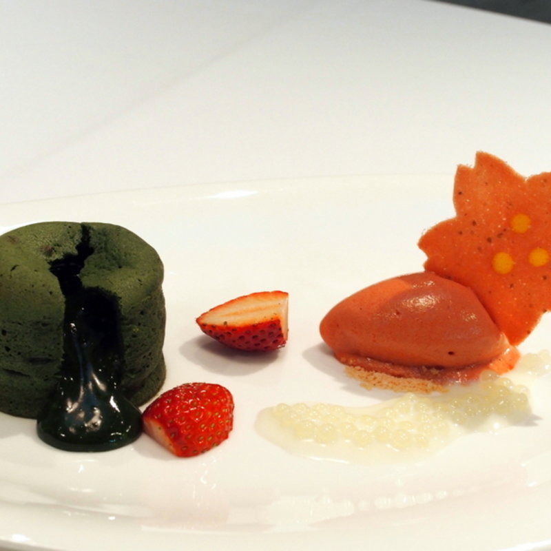 抹茶のフォンダンショコラ　イチゴと共に(KEISUKE MATSUSHIMA （ケイスケ マツシマ【旧店名】レストラン アイ）)