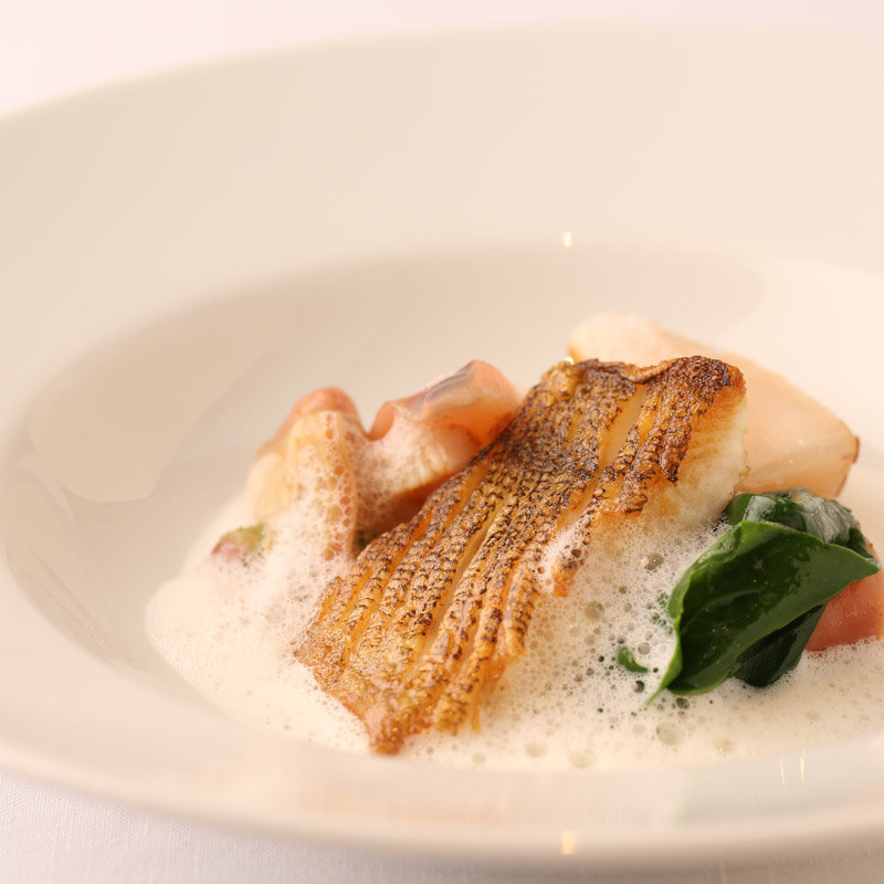 天然活〆鮮魚のポワレ 白ワインソース(レストラン ミッシェルナカジマ)