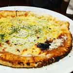 4種類のチーズのピザ