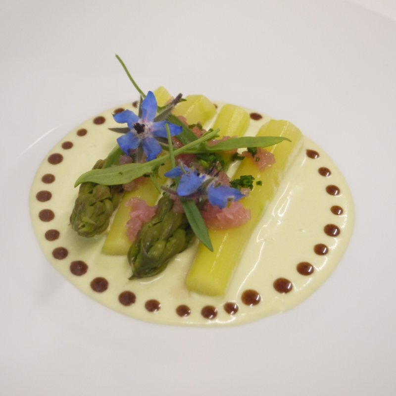 アスパラのグリル(l’Odorante par Minoru Nakijin)