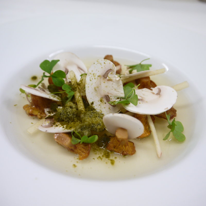 季節のキノコのソテー(l’Odorante par Minoru Nakijin)