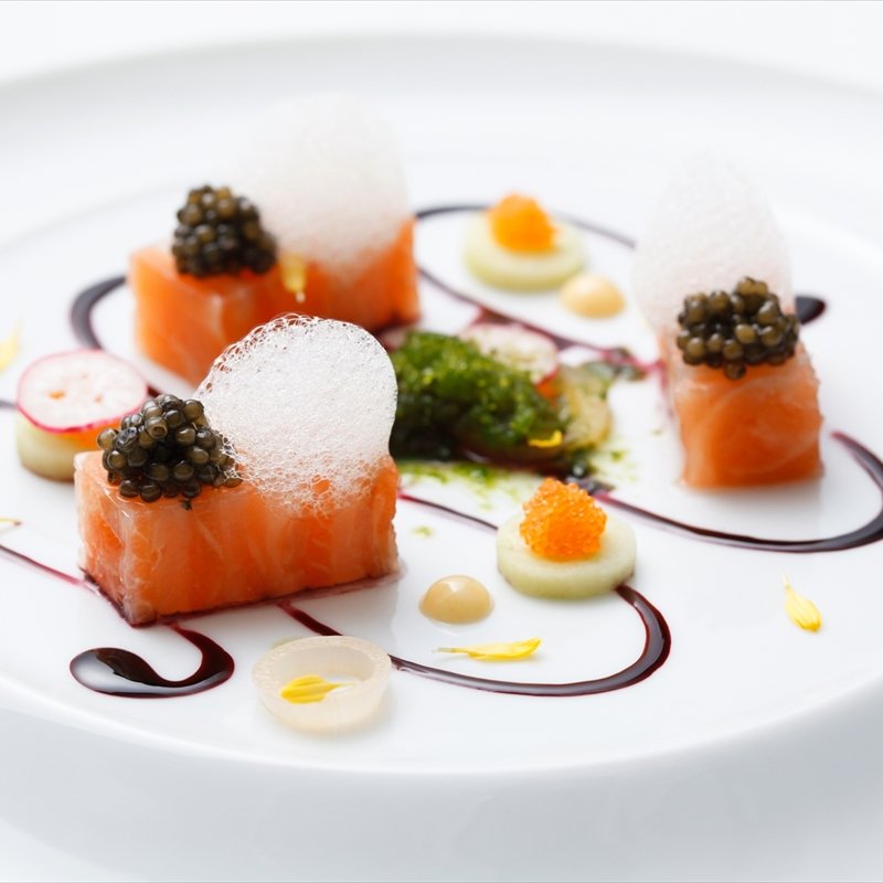 サーモンのカルパッチョ　キャビア添え(l’Odorante par Minoru Nakijin)