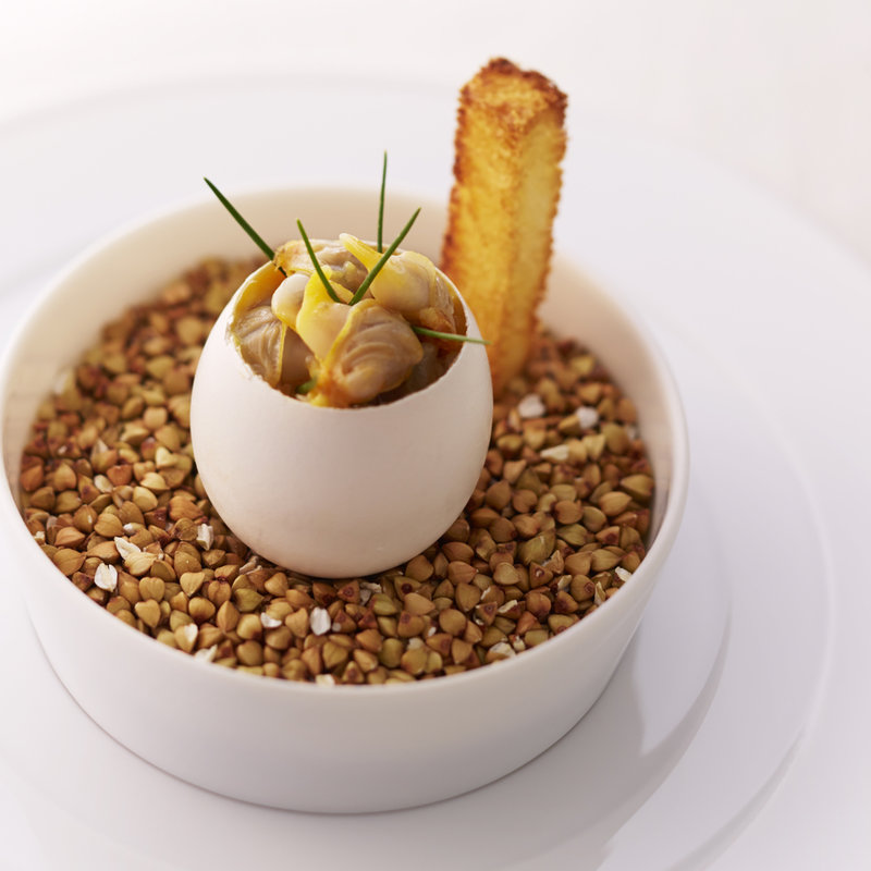 あさりの蒸し焼き　卵の器と共に(l’Odorante par Minoru Nakijin)