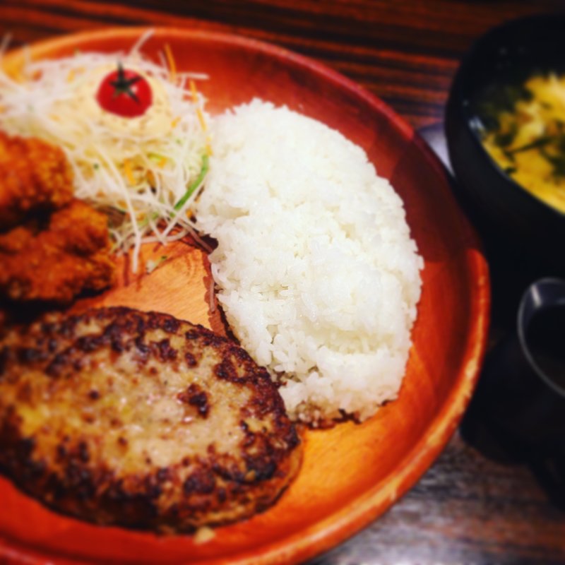 鳥もも肉の唐揚げとハンバーグ(びっくりドンキー 梅田東店)