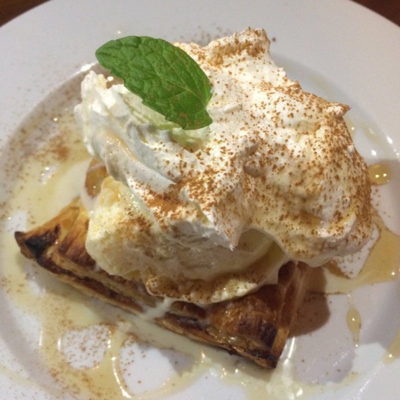 ホットアップルパイ　マンゴーソースがけ(スカッシュブロッサム （SQUASH BLOSSOM）)