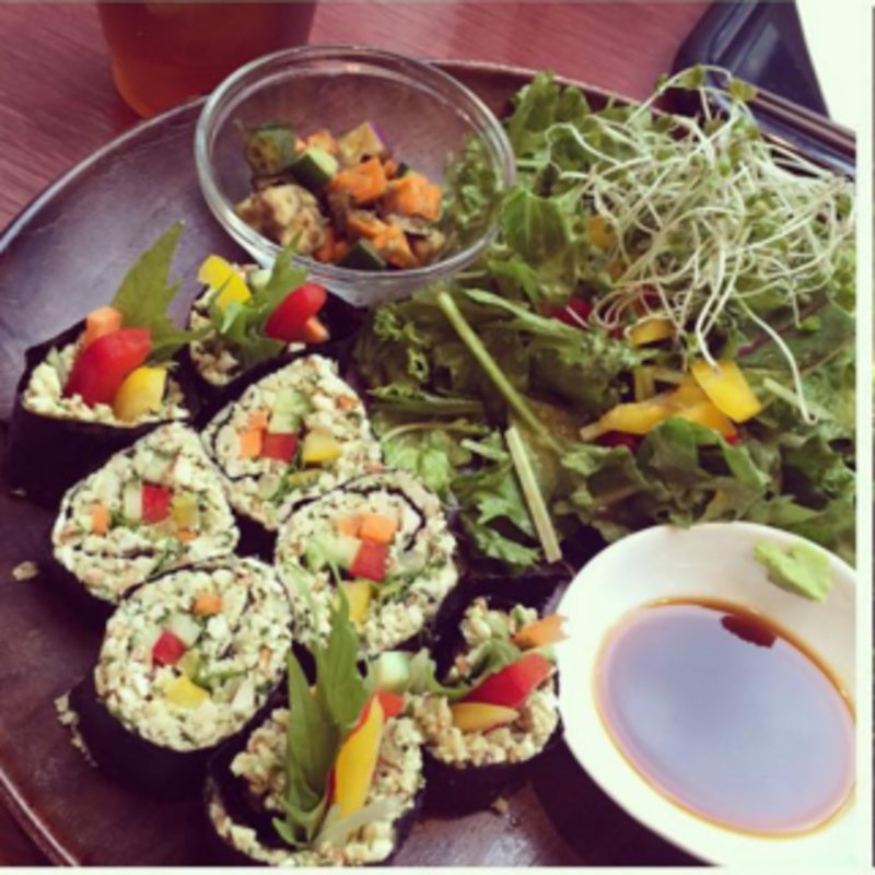 ナッツの巻きずしプレート 1日限定20食(タヒチアンノニカフェ東京)