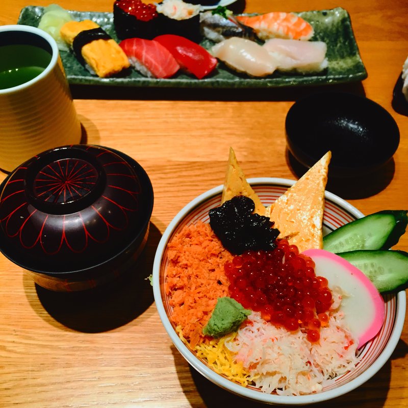 いくら、さけ丼(札幌 たる善 新丸の内店)