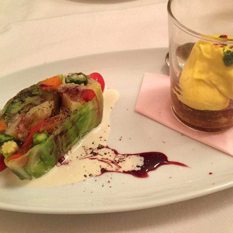 彩り野菜のテリーヌと人参のムース とズワイガニ、コンソメジュレ(プティタプティ 大井町)