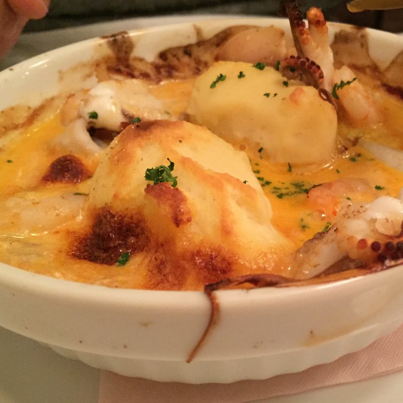 白身魚のクネルと小エビ、イイダコのグラチネ(プティタプティ 大井町)