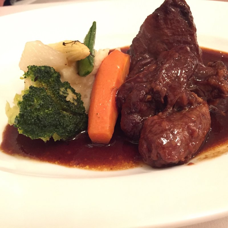 国産牛ほほ肉と仔牛すね肉の赤ワイン煮込み(プティタプティ 大井町)