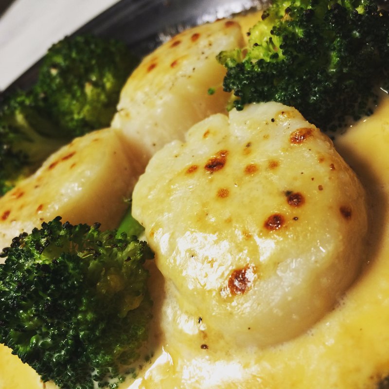 窯焼きホタテのグリル 白ワインクリームソース(happy dining cLover （ハッピーダイニング クローバー）)