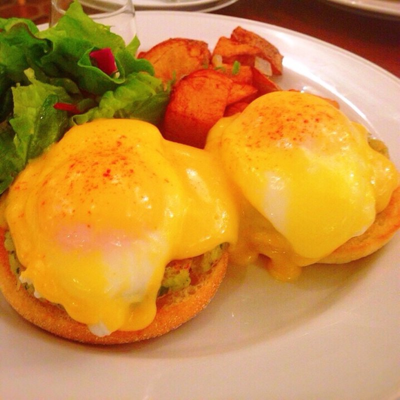 エッグベネディクト クラブケーキ(Cinnamon's Restaurant)