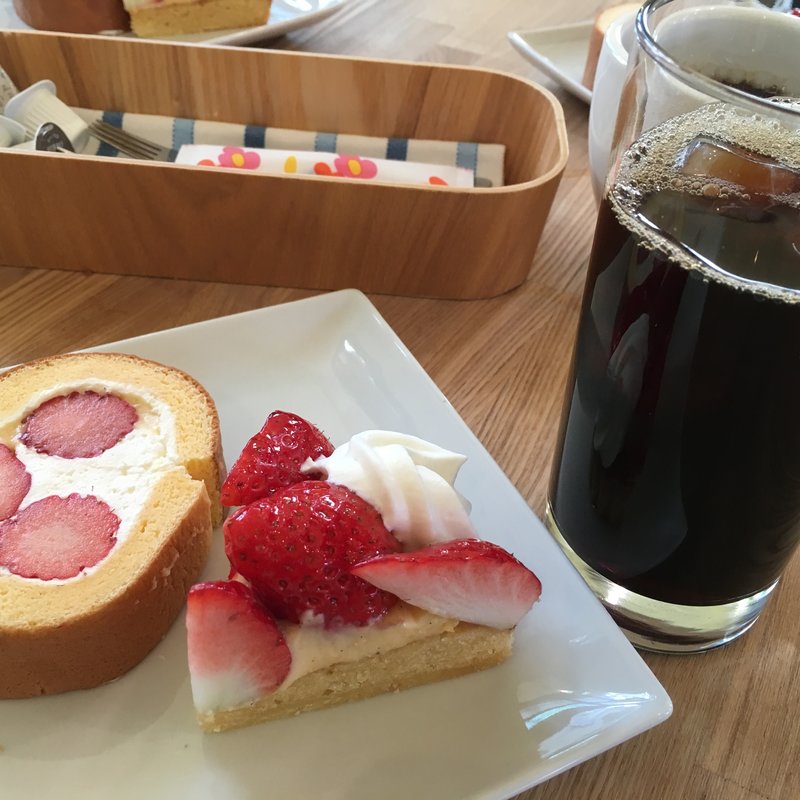 イチゴのロールケーキ イチゴパフェ(いちごの丘)
