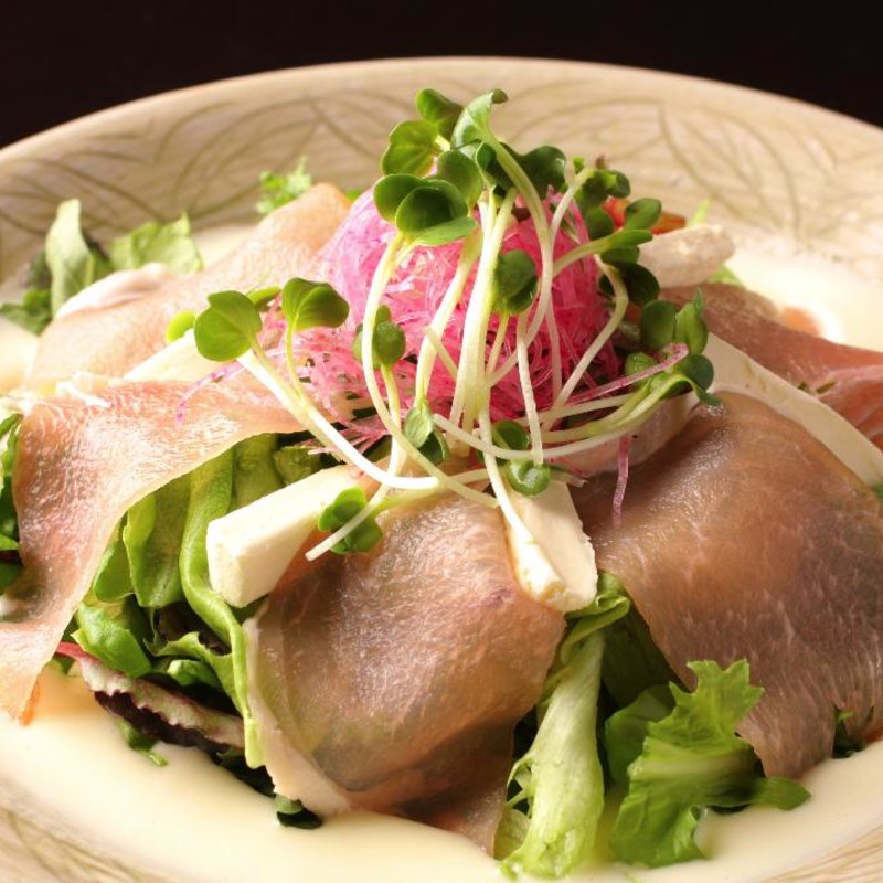 生ハムと野菜の盛り(良食健富　りょうぶ)