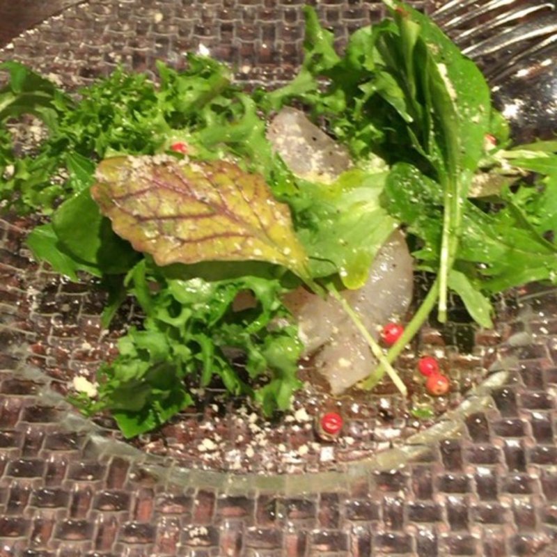 千葉県産ヒラメのカルパッチョ(ピッコロ・カスターニャ)