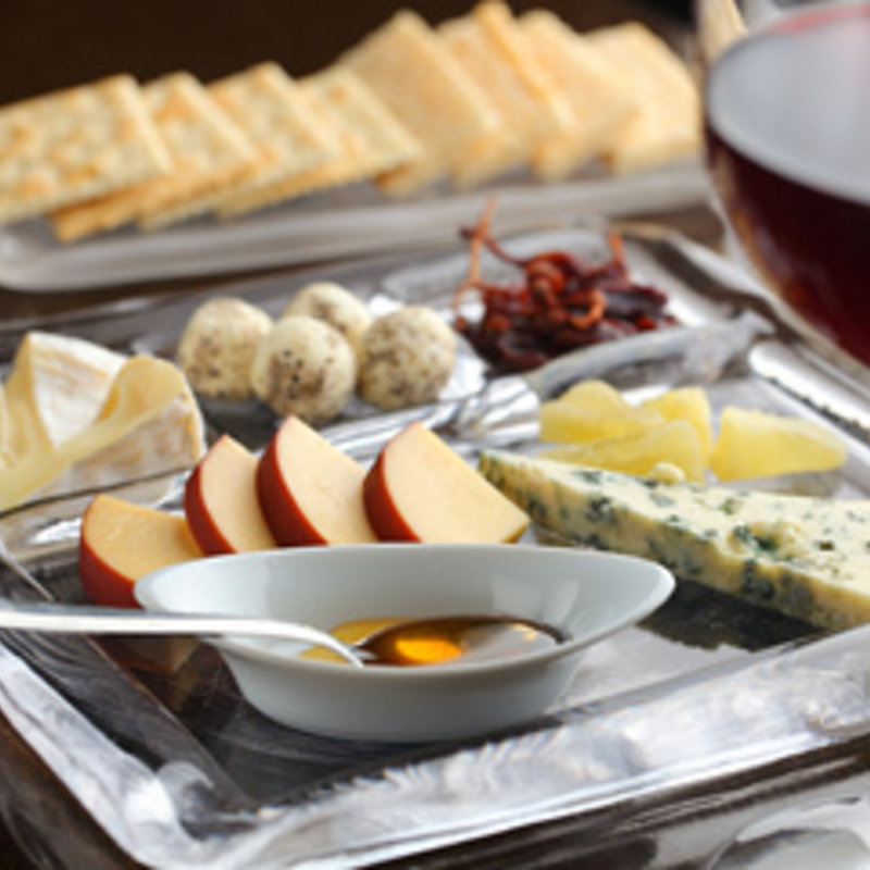 4種類のチーズ盛り合わせ～厳選したハチミツと共に～(Sato BAR （サトーバー）)