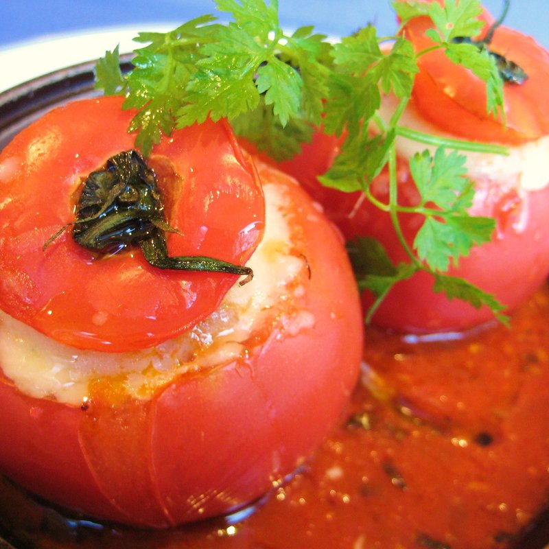 ハーブ・ナッツ入りギリシャピラフのトマト詰め(SPYRO’S 六本木店)