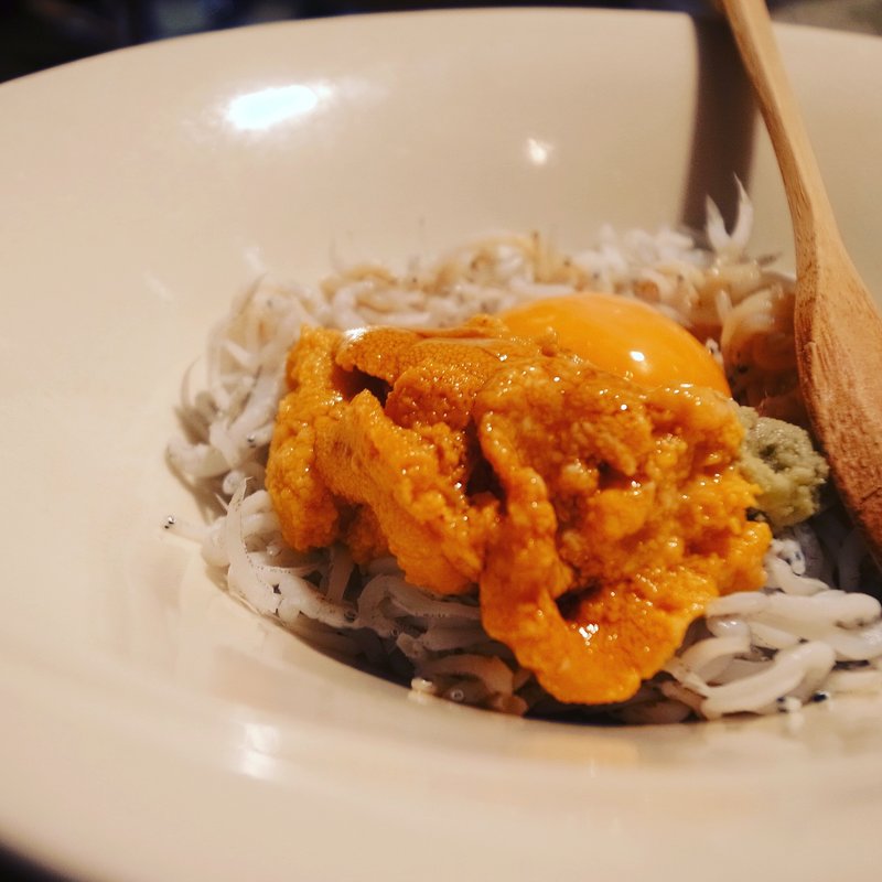 雲丹とシラスのユッケ(食幹 渋谷)