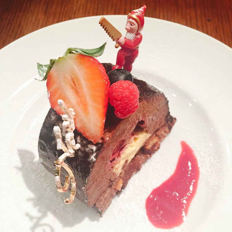 ムース オ ショコラとフランボワーズのブッシュ・ド・ノエル(カフェ＆ブックス ビブリオテーク 大阪・梅田 （café & books bibliotheque）)