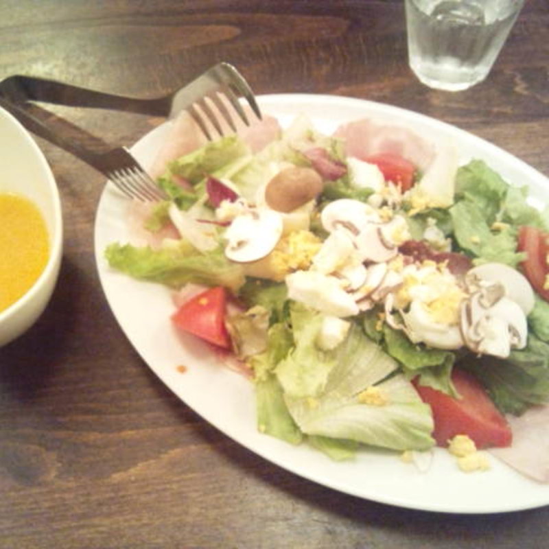 自家製トマトドレッシングのミモザサラダ(ピッツェリア ドォーロ ローマ)