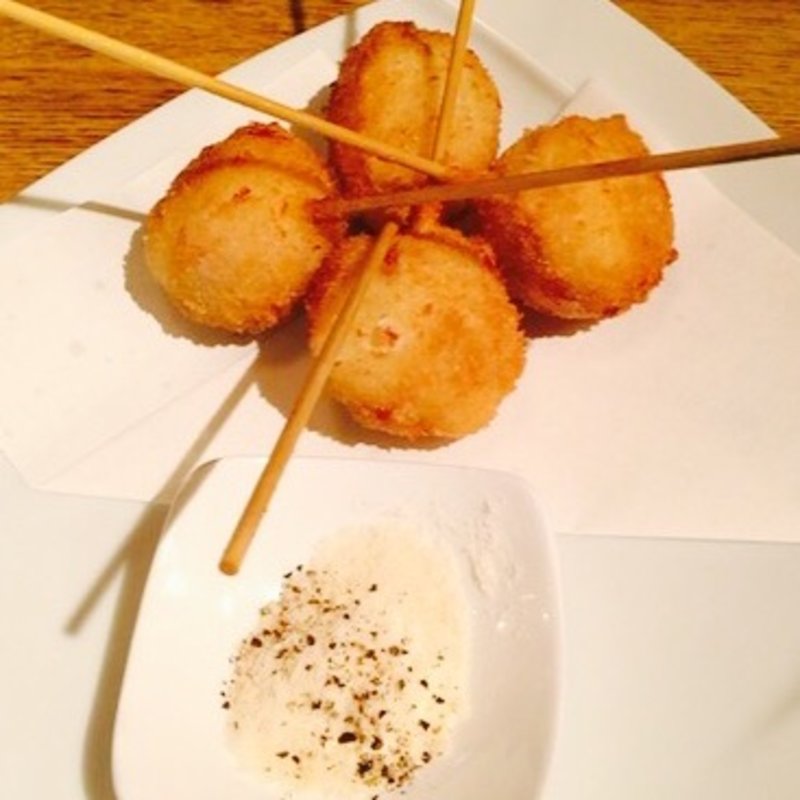 ベーコンとマカロニのカルボナーラコロッケ 粉チーズとブラックペッパー塩で(錦家 塚口店 )