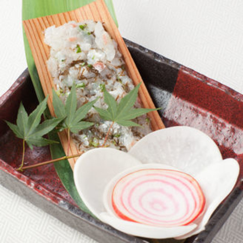 愛媛県産　真鯛と岩もずくの炙りなめろう　千枚あやめ蕪添え(香家 上野店)