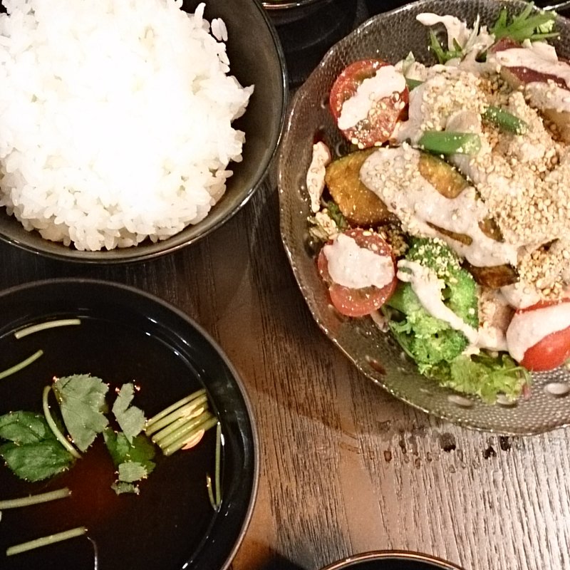 茶美豚のしゃぶしゃぶ胡麻とくるみのサラダ(24/7 café apartment 梅田)