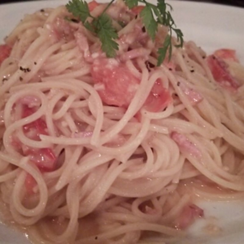 ベーコンとモッツアレラチーズのパスタ(ヤネウラ （yaneura）)