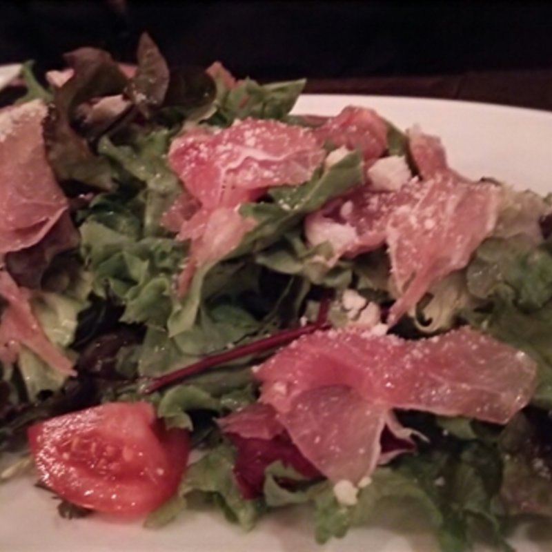 生ハムとトマトのシーザーサラダ(ヤネウラ （yaneura）)