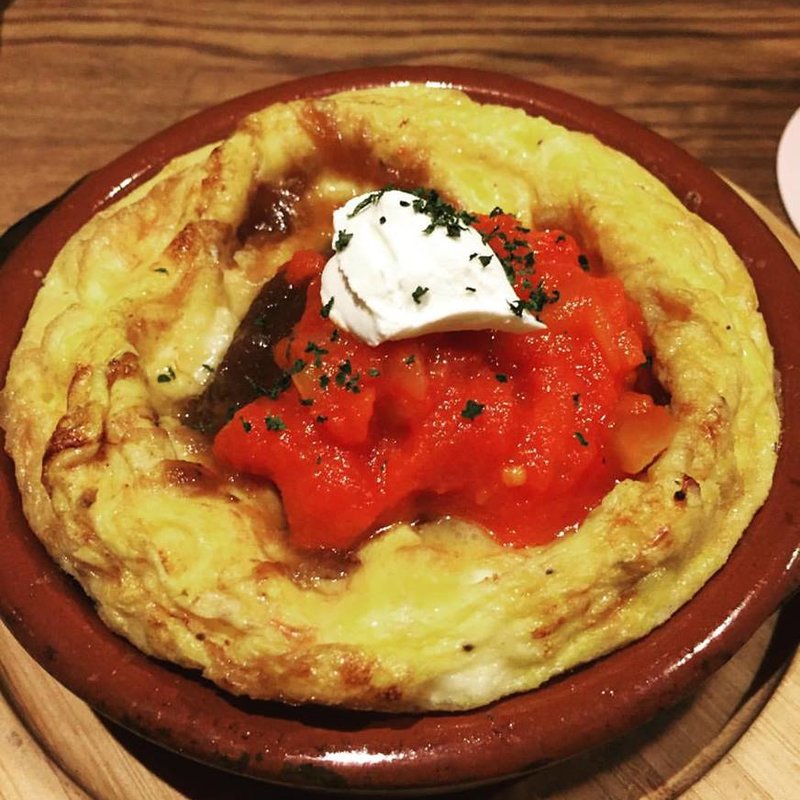 スタウトビーフとモッツァレラチーズのスフレオムレツ(Beer Works KAMIKAZE -Fried Chicken & Pizza-)