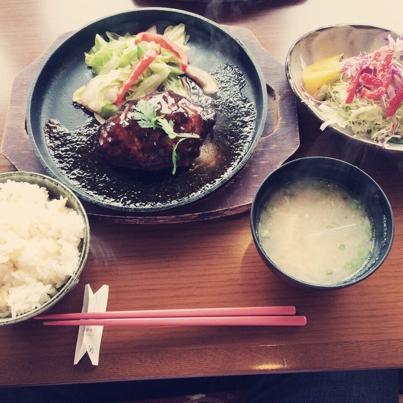 ハンバーグ定食(月のうさぎ )
