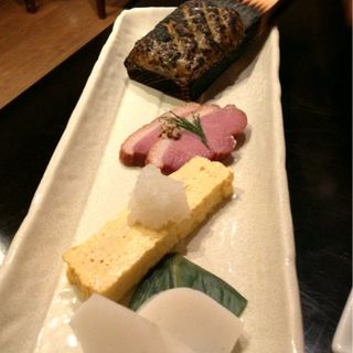 そば屋のあて四品盛り(玉椿 （たまつばき）)