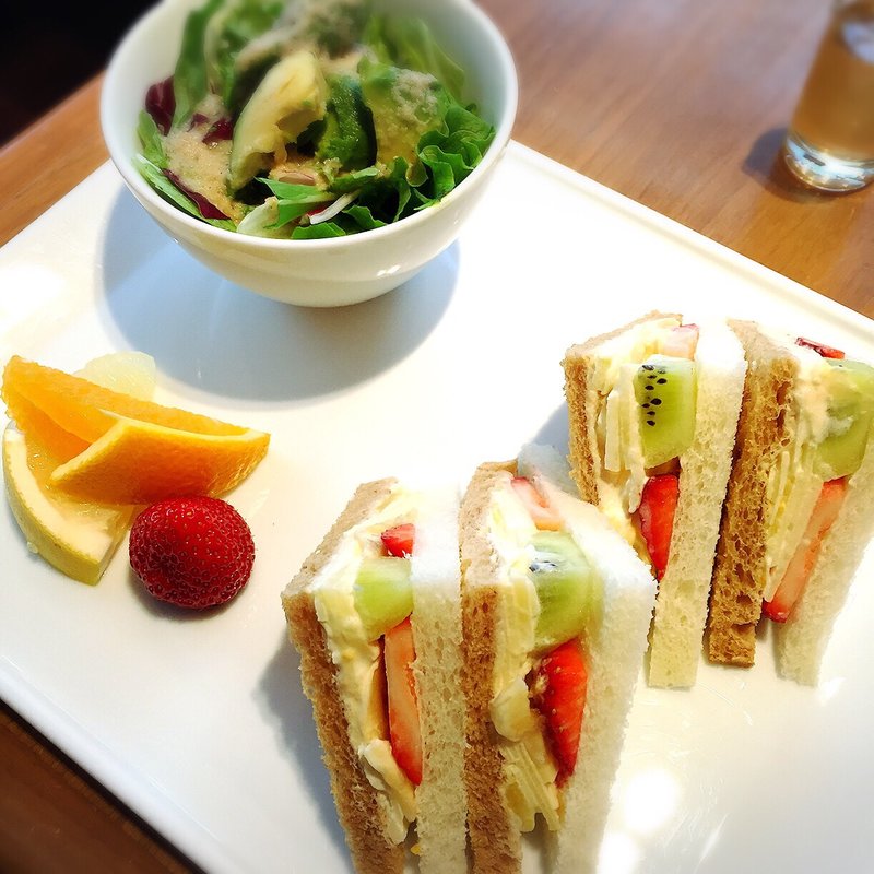 ハーフサイズフルーツサンド(ドリンク付き)(京橋千疋屋 東武池袋6F パーラー)