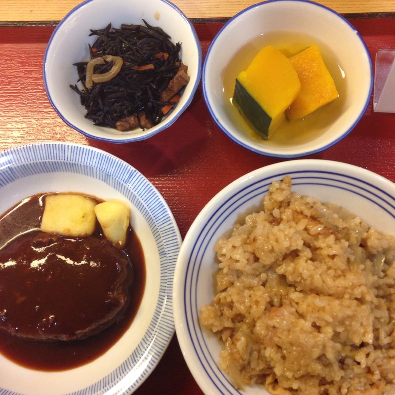 煮込みハンバーグ、ひじき、南蛮漬、そぼろご飯(下松食堂)