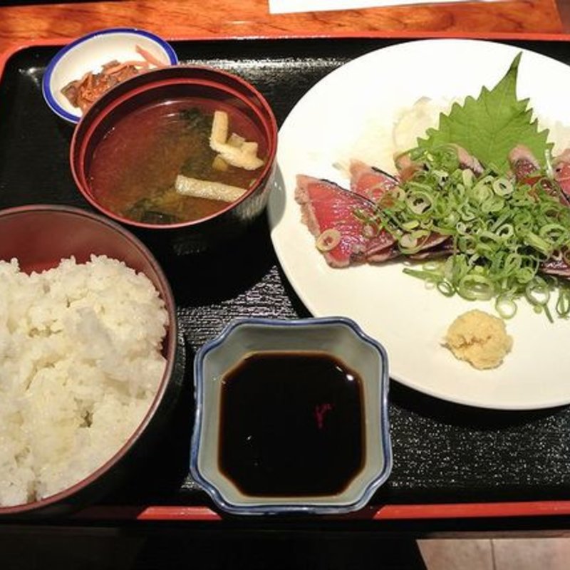 カツオのタタキ定食 (ダイニング食卓家 )