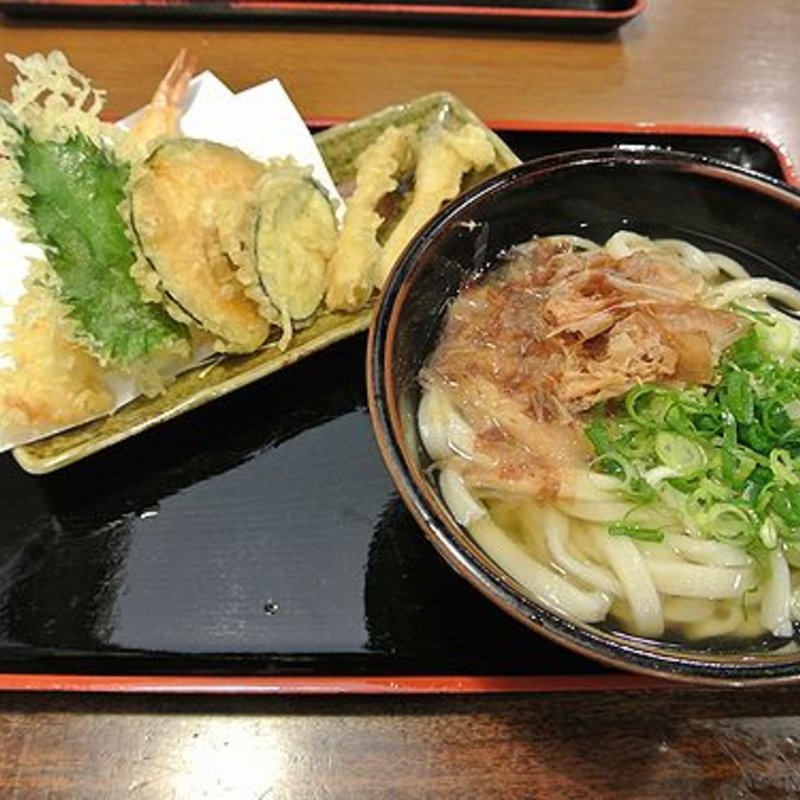 かけうどん＋天ぷら　(讃岐麺房 すずめ )