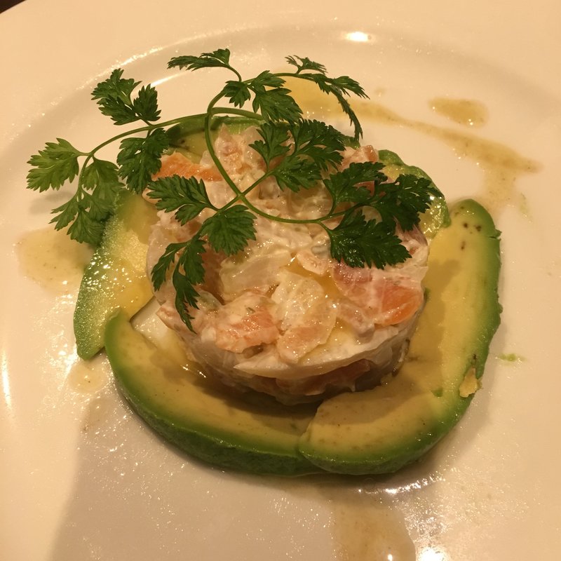 スモークサーモンとホタテのタルタル アボカドのサラダ添え(中目黒グリル)