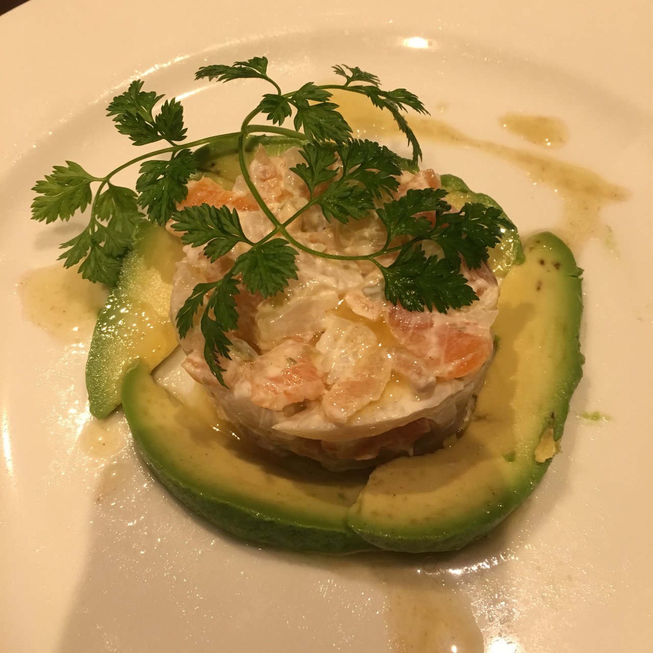 スモークサーモンとホタテのタルタル アボカドのサラダ添え(中目黒 グリル )の口コミ一覧 おいしい一皿が集まる