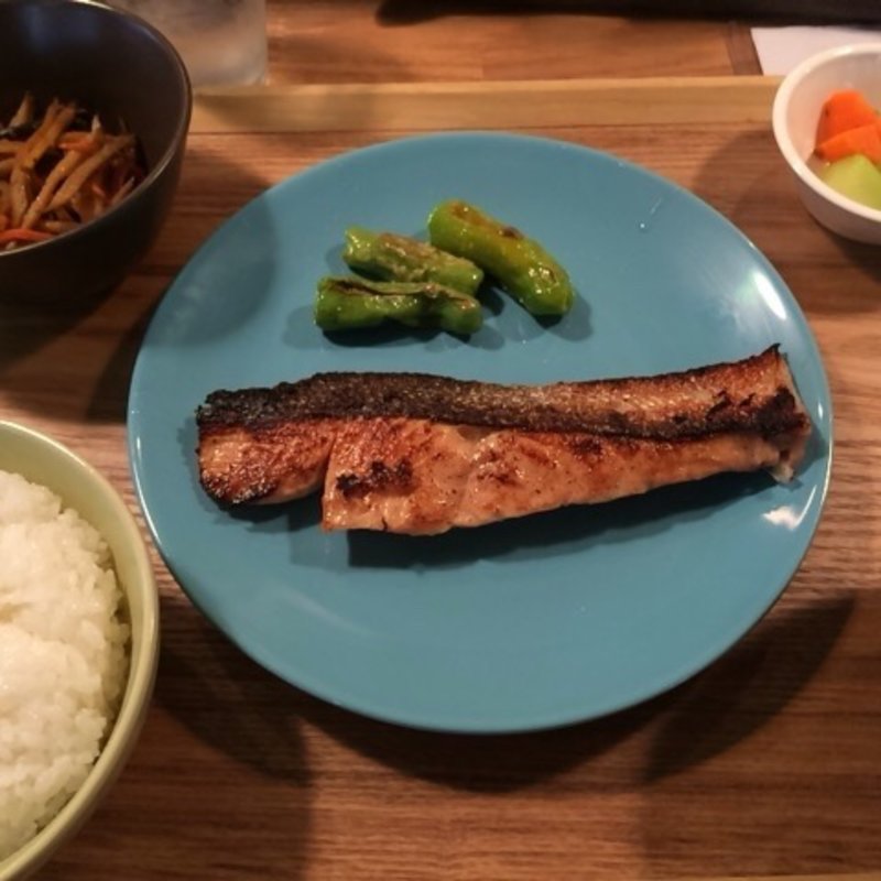 お魚定食（ご飯・お味噌汁・小鉢・浅漬付）(松と枝)