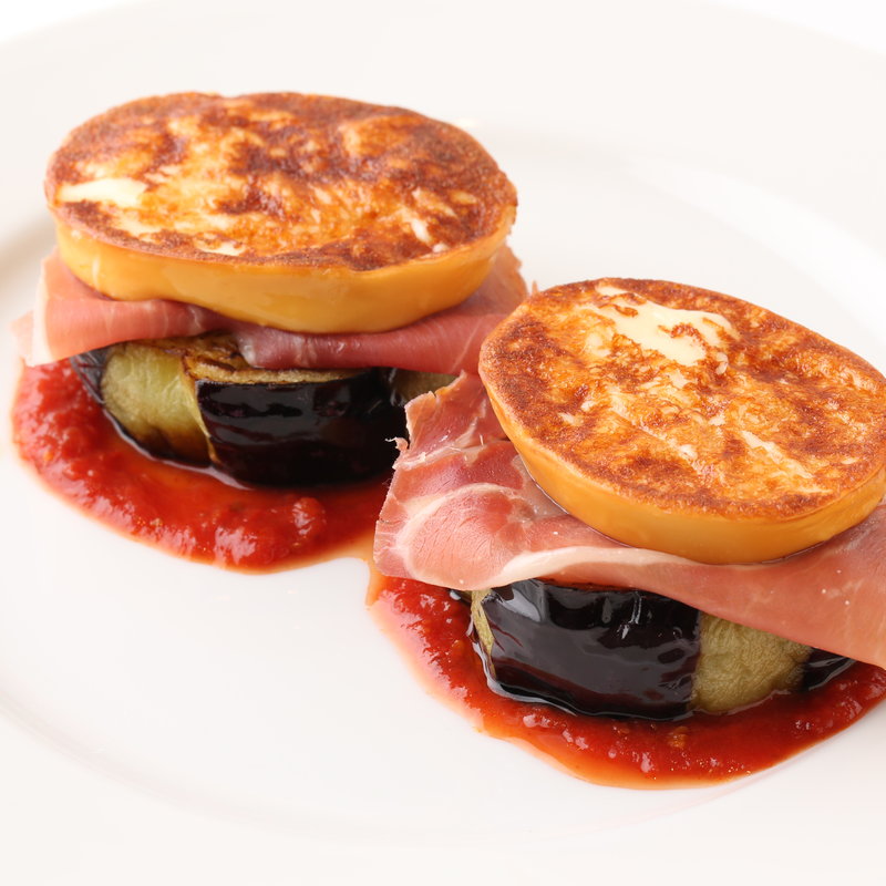 米ナスとこんがり焼いたスカモルツァチーズ 生ハム添え (ワイン食堂 SABATORA)