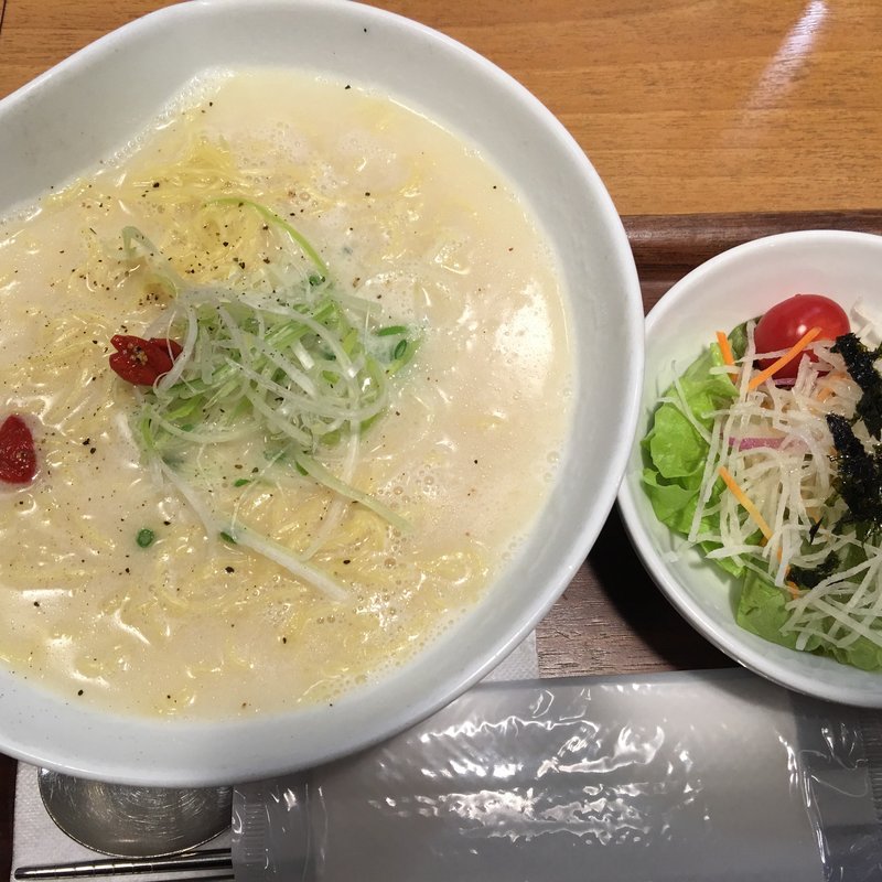 ミニサラダ付き参鶏湯ラーメン(Vegeけなりぃ ecute品川South店 （ベジケナリイ）)