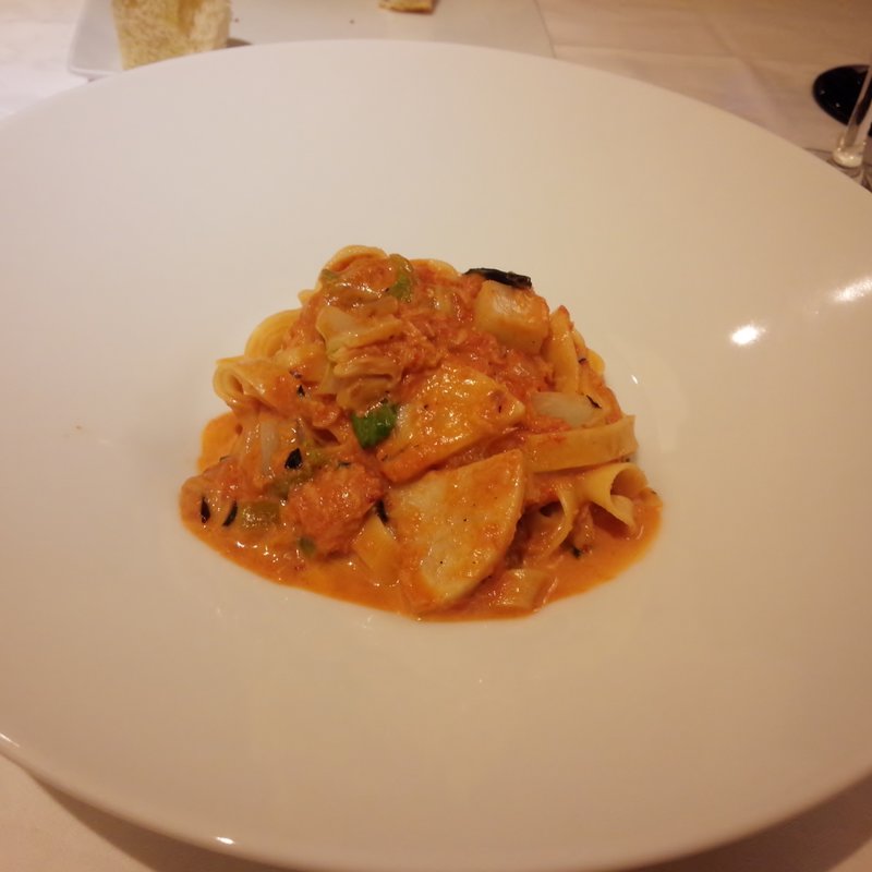 ズワイガニと下仁田ネギのトマトクリーム　タリアテッレ(アマルフィイ・カステッロ （Amalfi CASTELLO）)