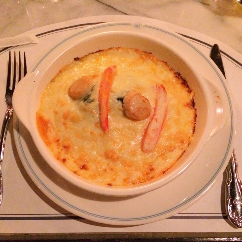 サーモンと帆立貝とズワイ蟹のグラタン(S.S.コロンビア・ダイニングルーム)