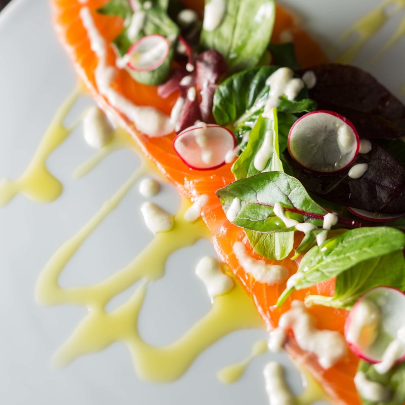 スモークサーモンのサラダ仕立て オニオンヴィネグレット(THE SAKURA DINING TOKYO)