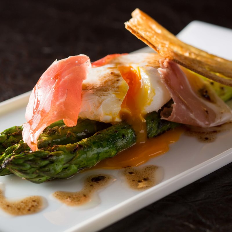 アスパラのグリルとポーチドエッグ トリュフのヴィネグレットソースとトリュフソルトで(THE SAKURA DINING TOKYO)