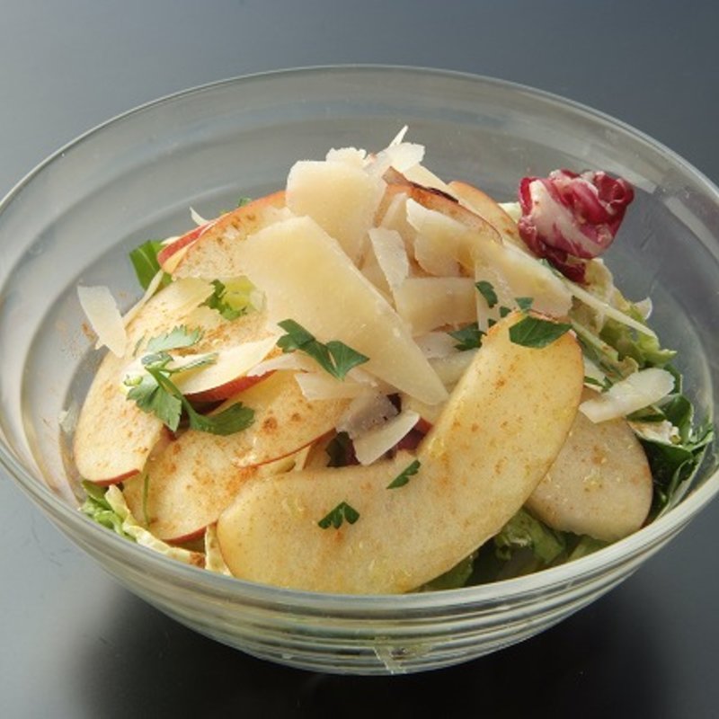 りんごとパルメザンスライスのサラダ、シナモンの香り( SATSUMA KING 中目黒本店)